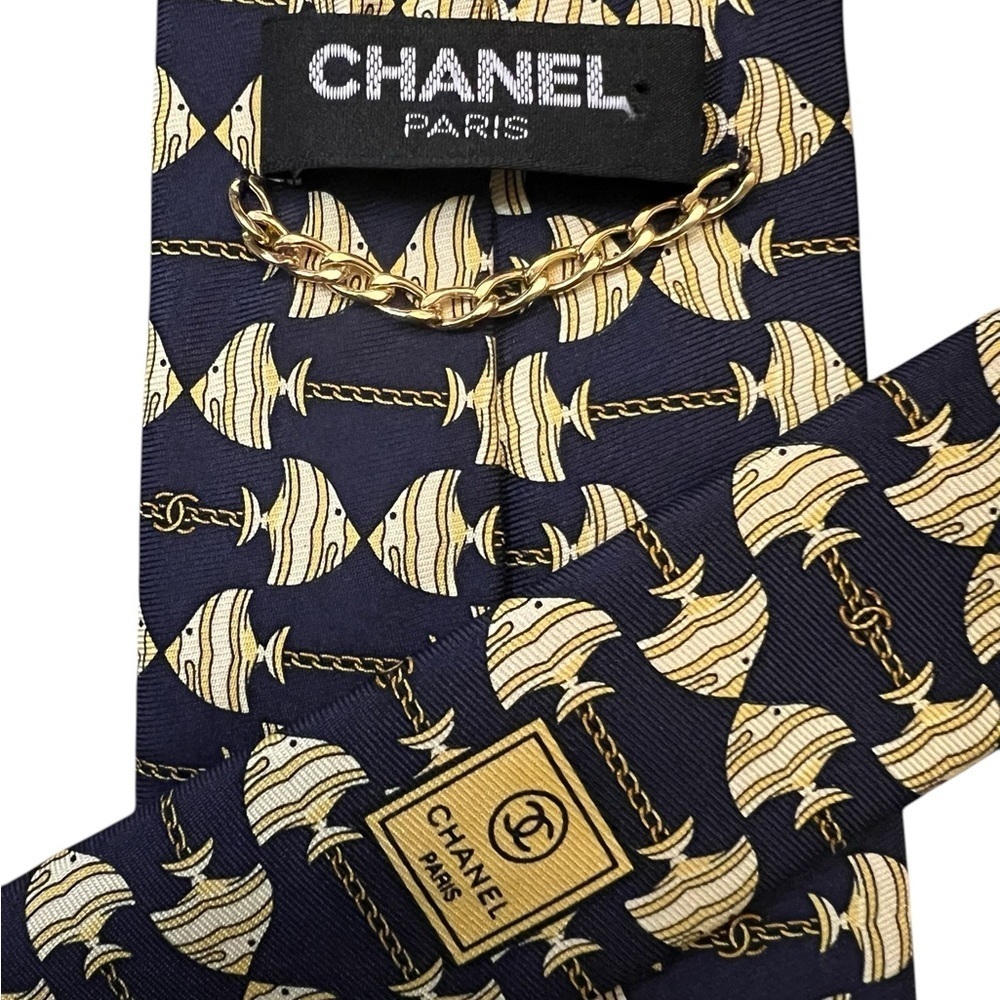 CHANEL silk tie, angelfish w/ chain & double C logo, navy blue & yellow/gold - Picture 2 of 6
